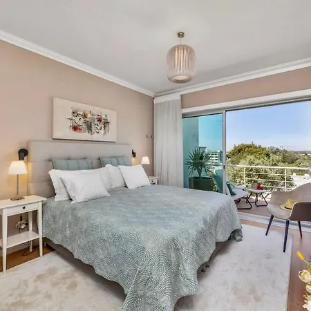 Dom wakacyjny Luxury In Serene Location With Pool & Private Garden