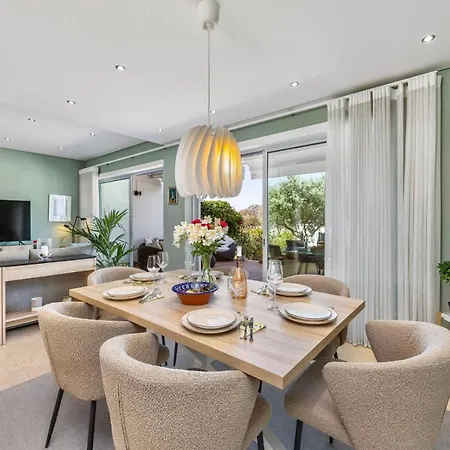 Luxury In Serene Location With Pool & Private Garden Ferienhaus