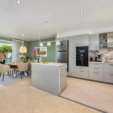 Dom wakacyjny Luxury In Serene Location With Pool & Private Garden Quarteira