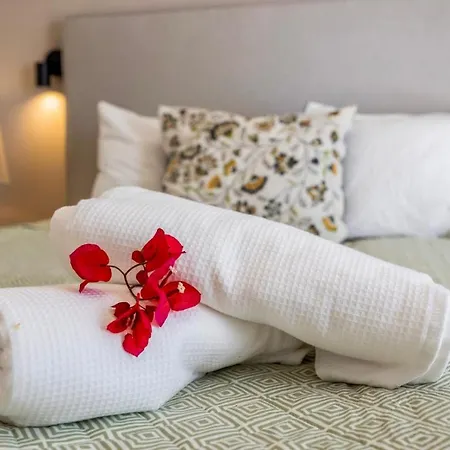 Luxury In Serene Location With Pool & Private Garden *