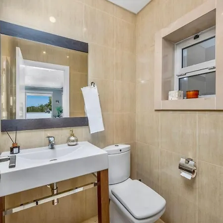 Dom wakacyjny Luxury In Serene Location With Pool & Private Garden