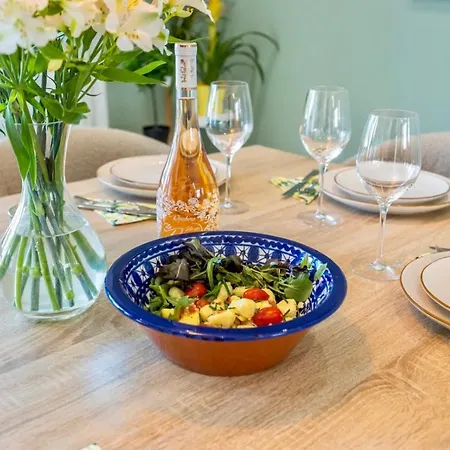 Luxury In Serene Location With Pool & Private Garden Ferienhaus *