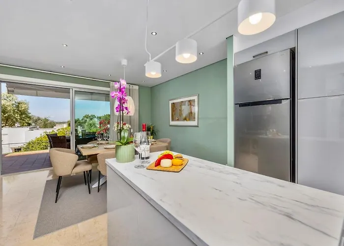 Luxury In Serene Location With Pool & Private Garden *