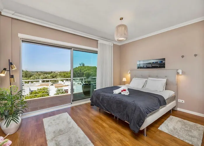 Hébergement de vacances Luxury In Serene Location With Pool & Private Garden Quarteira
