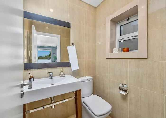 Hébergement de vacances Luxury In Serene Location With Pool & Private Garden