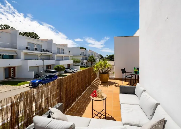 Luxury In Serene Location With Pool & Private Garden Quarteira