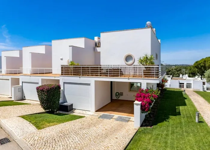 Hébergement de vacances Luxury In Serene Location With Pool & Private Garden *