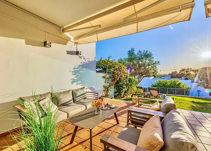 Luxury In Serene Location With Pool & Private Garden Hébergement de vacances