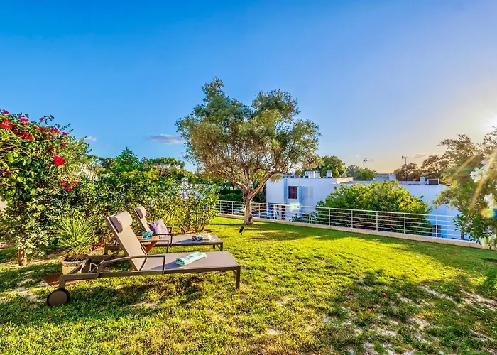 Luxury In Serene Location With Pool & Private Garden Hébergement de vacances Quarteira