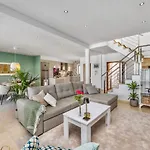 Luxury In Serene Location With Pool & Private Garden * קווארטיירה