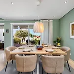 Luxury In Serene Location With Pool & Private Garden בית נופש