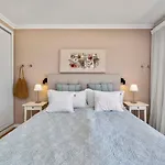 Luxury In Serene Location With Pool & Private Garden * קווארטיירה