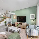 Luxury In Serene Location With Pool & Private Garden בית נופש
