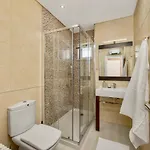 Luxury In Serene Location With Pool & Private Garden בית נופש
