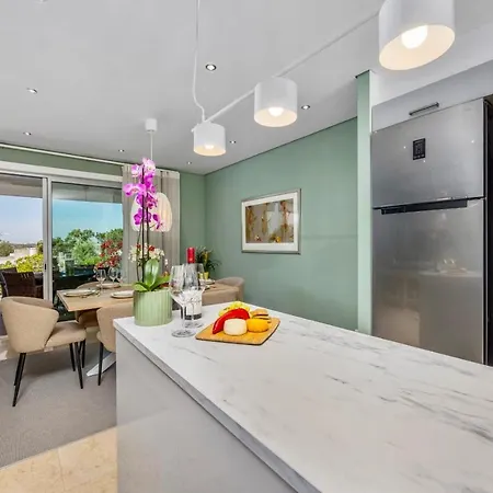 Luxury In Serene Location With Pool & Private Garden *