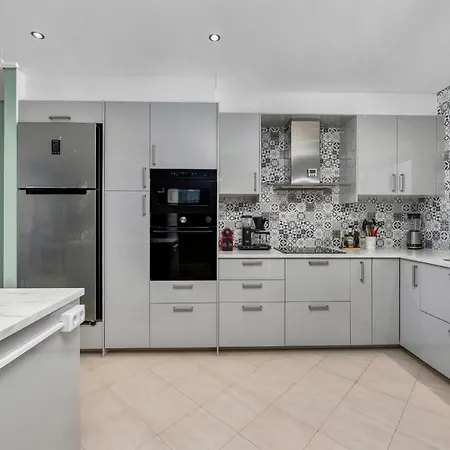Luxury In Serene Location With Pool & Private Garden Prázdninový dům