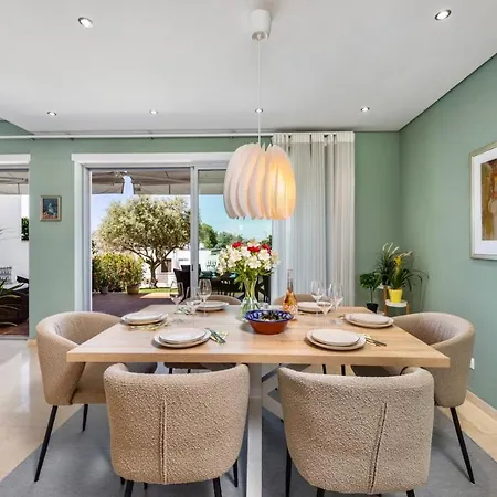 Luxury In Serene Location With Pool & Private Garden Дом отдыха