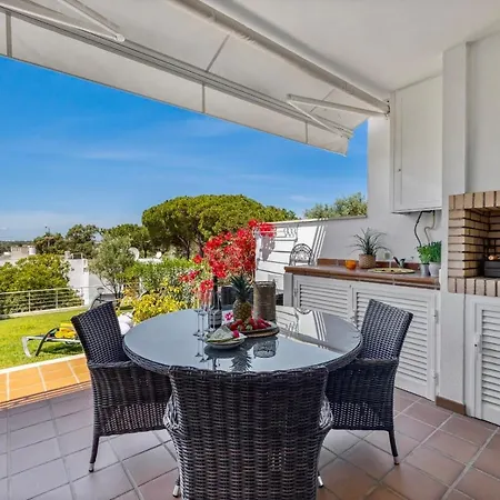 Дом отдыха Luxury In Serene Location With Pool & Private Garden