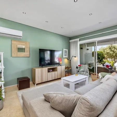 Luxury In Serene Location With Pool & Private Garden 度假居