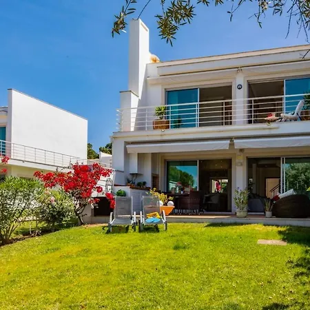 Дом отдыха Luxury In Serene Location With Pool & Private Garden *