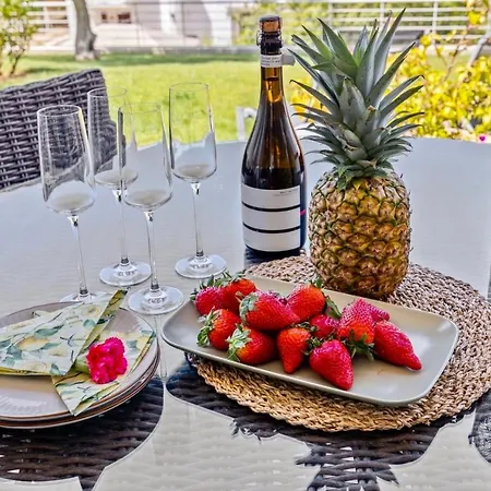 Luxury In Serene Location With Pool & Private Garden