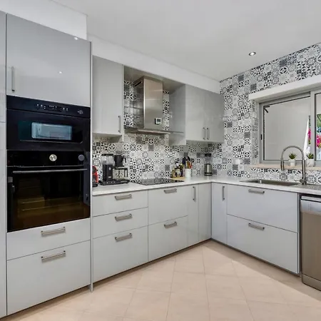 Luxury In Serene Location With Pool & Private Garden *