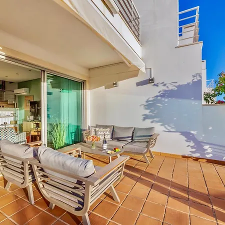 Luxury In Serene Location With Pool & Private Garden בית נופש *