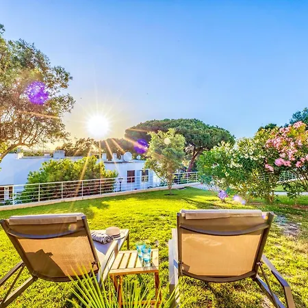 Luxury In Serene Location With Pool & Private Garden Prázdninový dům