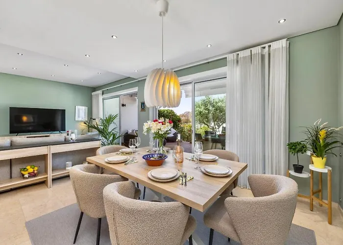 Luxury In Serene Location With Pool & Private Garden 度假居