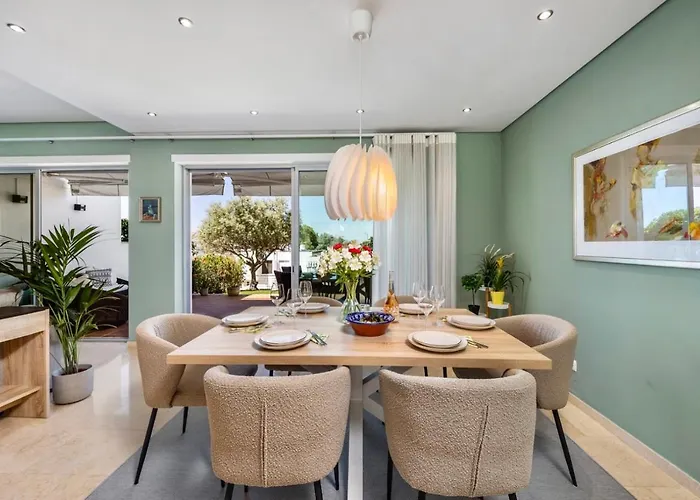 Luxury In Serene Location With Pool & Private Garden 度假居