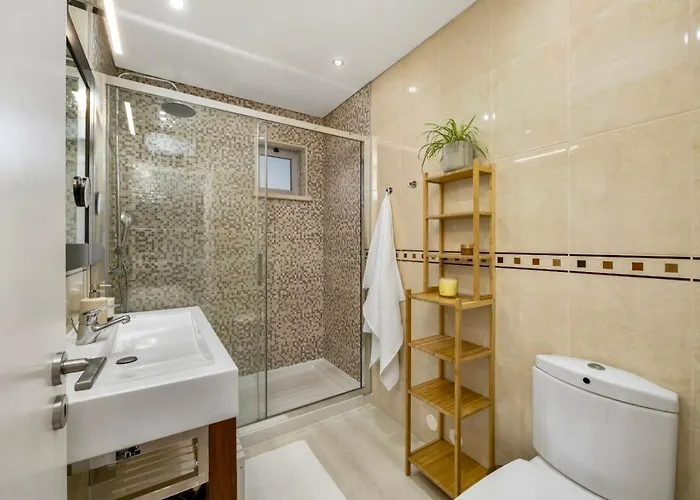 Luxury In Serene Location With Pool & Private Garden *