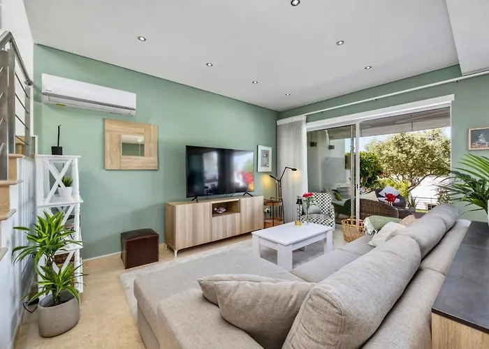 Luxury In Serene Location With Pool & Private Garden 度假居