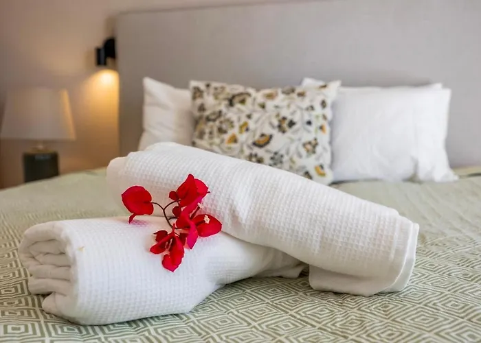 Luxury In Serene Location With Pool & Private Garden *