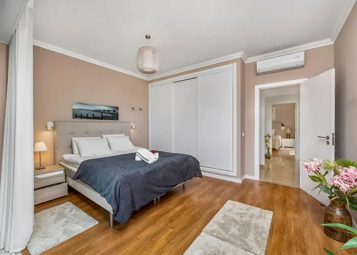 Luxury In Serene Location With Pool & Private Garden 度假居 *