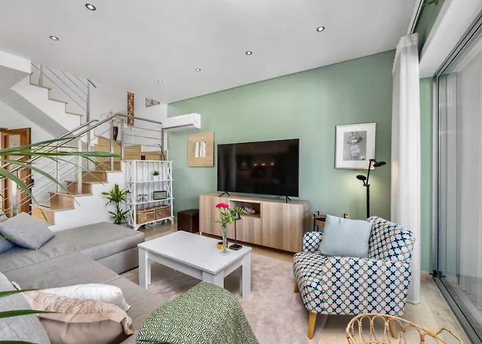 Luxury In Serene Location With Pool & Private Garden 度假居