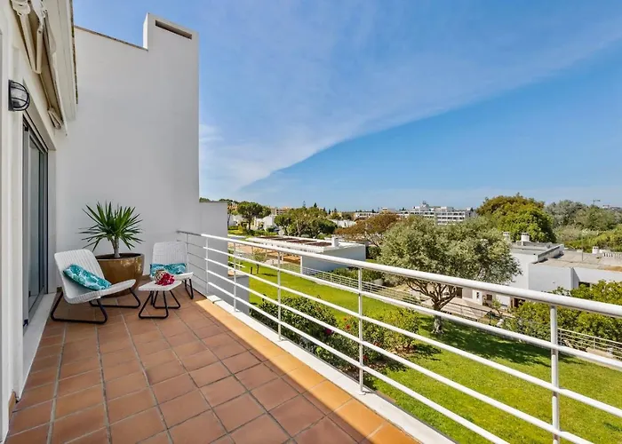 Luxury In Serene Location With Pool & Private Garden 度假居