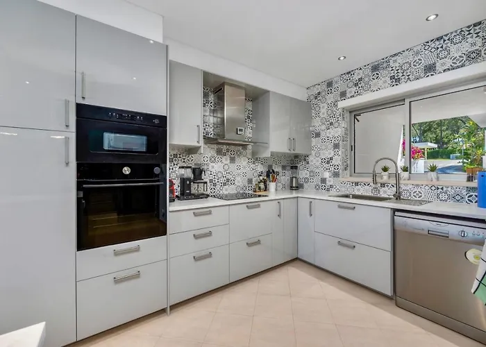 Luxury In Serene Location With Pool & Private Garden *