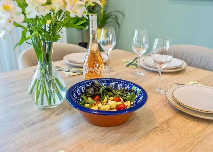 Luxury In Serene Location With Pool & Private Garden 度假居 *