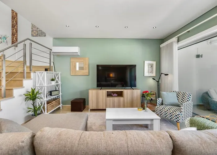 Luxury In Serene Location With Pool & Private Garden 度假居