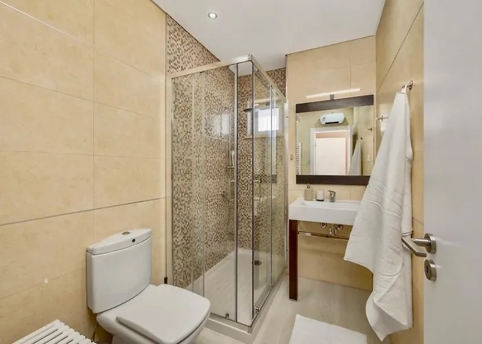 Luxury In Serene Location With Pool & Private Garden 度假居