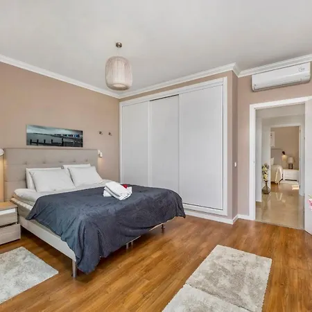 Luxury In Serene Location With Pool & Private Garden Dom wakacyjny *