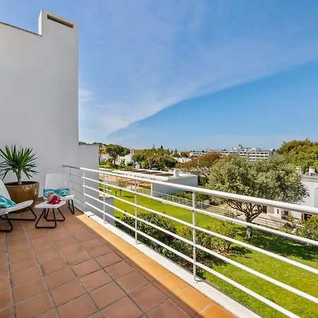 Luxury In Serene Location With Pool & Private Garden Dom wakacyjny