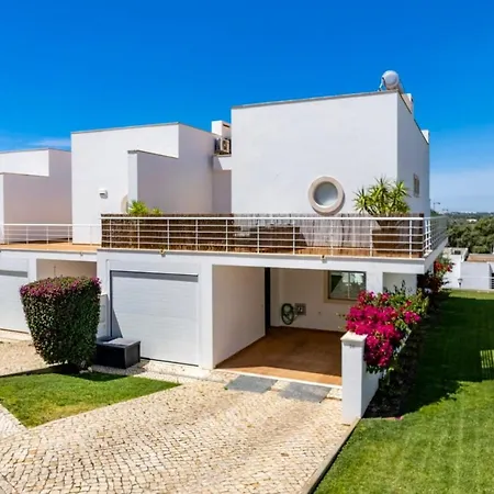 Dom wakacyjny Luxury In Serene Location With Pool & Private Garden *