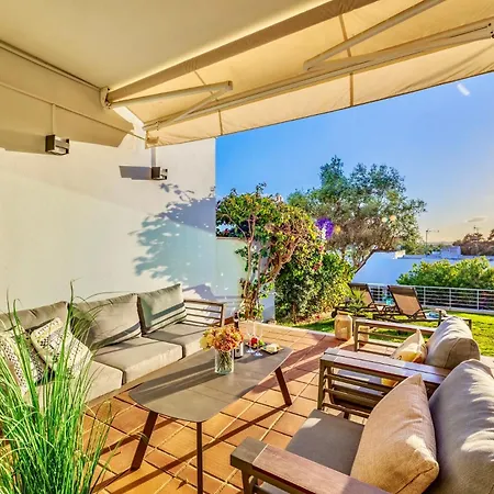 Luxury In Serene Location With Pool & Private Garden Casa de Férias