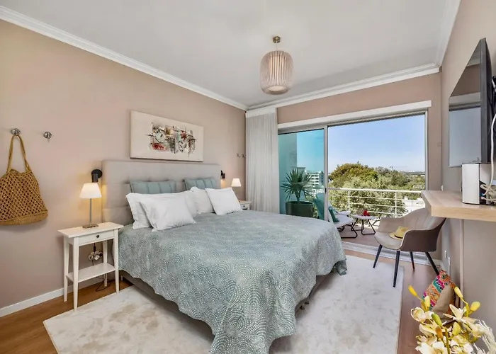 Vakantiehuis Luxury In Serene Location With Pool & Private Garden