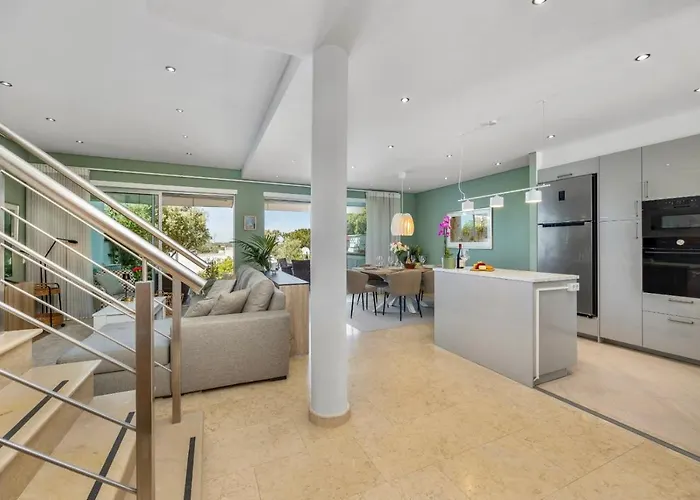 Luxury In Serene Location With Pool & Private Garden Vakantiehuis *