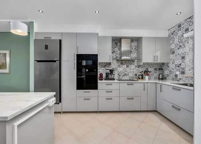 Luxury In Serene Location With Pool & Private Garden Vakantiehuis