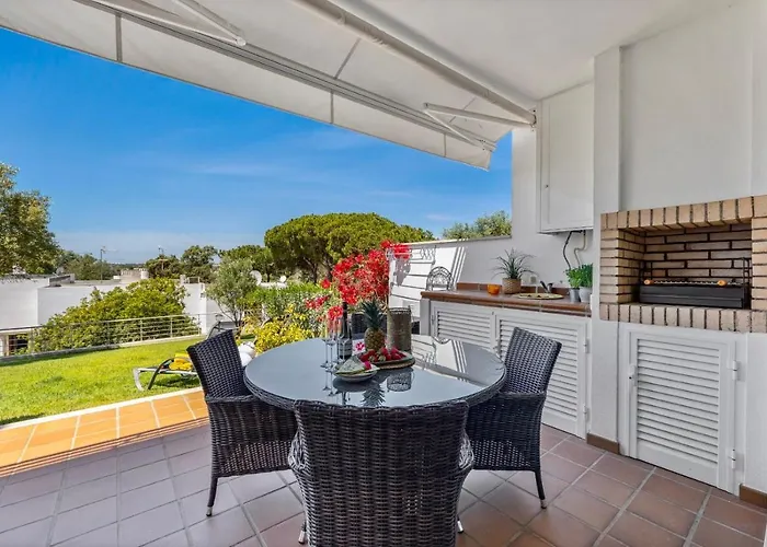 Vakantiehuis Luxury In Serene Location With Pool & Private Garden