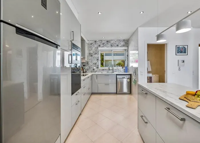 Luxury In Serene Location With Pool & Private Garden Vakantiehuis *