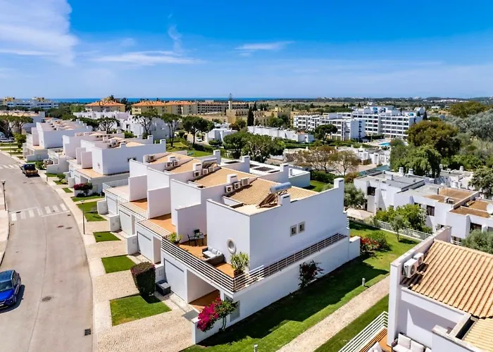 Vakantiehuis Luxury In Serene Location With Pool & Private Garden